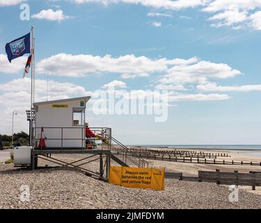 Refuge de sauveteurs sur Littlehampton Beach, West Sussex, Royaume-Uni Banque D'Images