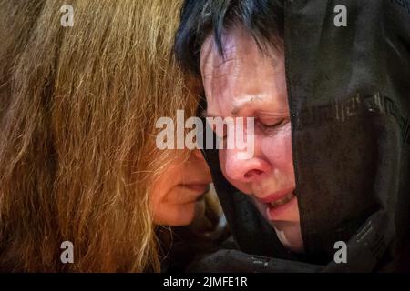 Kiev, Ukraine. 05th août 2022. Des parents réagissent émotionnellement lors d'un service commémoratif pour le poète ukrainien Hlib Babich au monastère Golden-Domed de Saint-Michel à Kiev. Hlib Babich a récemment été tué dans des batailles avec les troupes russes alors que l'attaque de la Russie contre l'Ukraine se poursuit. Crédit : SOPA Images Limited/Alamy Live News Banque D'Images