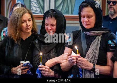 Kiev, Ukraine. 05th août 2022. Des parents réagissent émotionnellement lors d'un service commémoratif pour le poète ukrainien Hlib Babich au monastère Golden-Domed de Saint-Michel à Kiev. Hlib Babich a récemment été tué dans des batailles avec les troupes russes alors que l'attaque de la Russie contre l'Ukraine se poursuit. Crédit : SOPA Images Limited/Alamy Live News Banque D'Images