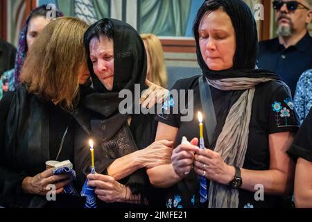 Kiev, Ukraine. 05th août 2022. Des parents réagissent émotionnellement lors d'un service commémoratif pour le poète ukrainien Hlib Babich au monastère Golden-Domed de Saint-Michel à Kiev. Hlib Babich a récemment été tué dans des batailles avec les troupes russes alors que l'attaque de la Russie contre l'Ukraine se poursuit. Crédit : SOPA Images Limited/Alamy Live News Banque D'Images