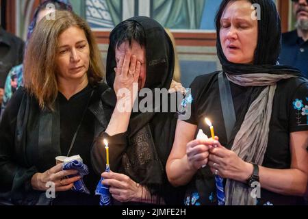 Kiev, Ukraine. 05th août 2022. Des parents réagissent émotionnellement lors d'un service commémoratif pour le poète ukrainien Hlib Babich au monastère Golden-Domed de Saint-Michel à Kiev. Hlib Babich a récemment été tué dans des batailles avec les troupes russes alors que l'attaque de la Russie contre l'Ukraine se poursuit. Crédit : SOPA Images Limited/Alamy Live News Banque D'Images