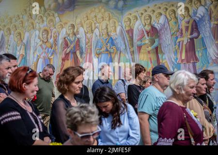 Kiev, Ukraine. 05th août 2022. Des parents et des amis assistent à une cérémonie d'adieu pour le poète ukrainien Hlib Babich, près du monastère Golden-Domed de Saint-Michel à Kiev. Hlib Babich a récemment été tué dans des batailles avec les troupes russes alors que l'attaque de la Russie contre l'Ukraine se poursuit. Crédit : SOPA Images Limited/Alamy Live News Banque D'Images