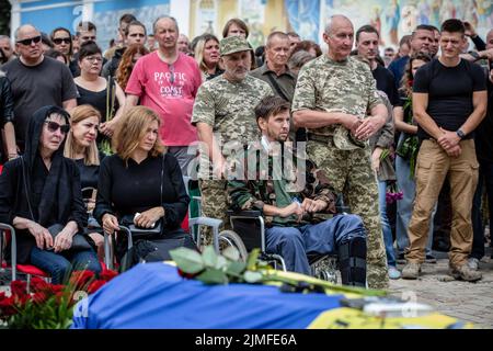 Kiev, Ukraine. 05th août 2022. Des parents et des amis assistent à une cérémonie d'adieu pour le poète ukrainien Hlib Babich, près du monastère Golden-Domed de Saint-Michel à Kiev. Hlib Babich a récemment été tué dans des batailles avec les troupes russes alors que l'attaque de la Russie contre l'Ukraine se poursuit. Crédit : SOPA Images Limited/Alamy Live News Banque D'Images