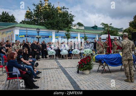 Kiev, Ukraine. 05th août 2022. Des parents et des amis assistent à une cérémonie d'adieu pour le poète ukrainien Hlib Babich, près du monastère Golden-Domed de Saint-Michel à Kiev. Hlib Babich a récemment été tué dans des batailles avec les troupes russes alors que l'attaque de la Russie contre l'Ukraine se poursuit. Crédit : SOPA Images Limited/Alamy Live News Banque D'Images