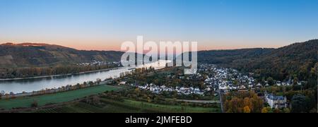 Coucher de soleil sur le Rhin à Andernach Namedy en Rhénanie Palatinat, Allemagne Banque D'Images