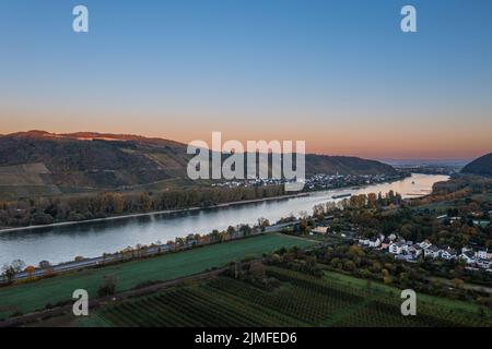 Coucher de soleil sur le Rhin à Andernach Namedy en Rhénanie Palatinat, Allemagne Banque D'Images