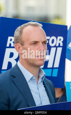 Dominic Raab, vice-premier ministre, député d'Esher et Walton arrive à Eastbourne pour soutenir le député de Rishi Sunak en tant que candidat à la campagne pour remplacer Boris Johnson en tant que chef de parti et Premier ministre. Banque D'Images