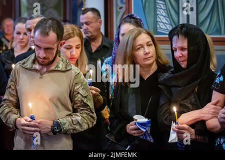 Kiev, Ukraine. 05th août 2022. Des parents et des amis assistent à un service commémoratif pour le poète ukrainien Hlib Babich au Monastère Golden-Domed de Saint-Michel à Kiev. Hlib Babich a récemment été tué dans des batailles avec les troupes russes alors que l'attaque de la Russie contre l'Ukraine se poursuit. (Photo par Oleksii Chumachenko/SOPA Images/Sipa USA) crédit: SIPA USA/Alay Live News Banque D'Images