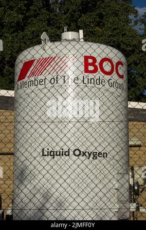 Un grand réservoir d'oxygène liquide BOC dans le parc d'un hôpital Banque D'Images