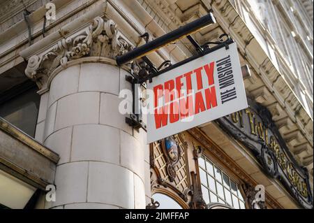LONDRES - 18 mai 2022: Pretty Woman le panneau musical de rue pend du côté du bâtiment à Londres Banque D'Images