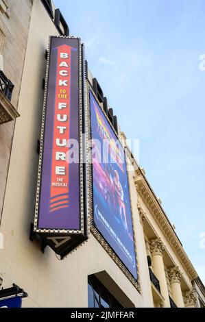 LONDRES - 18 mai 2022: Retour à l'avenir, les signes musicaux sur le devant du Théâtre Adelphi, Londres Banque D'Images
