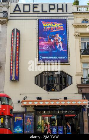 LONDRES - 18 mai 2022 : devant le théâtre Adelphi accueillant Retour à l'avenir, la comédie musicale à Londres Banque D'Images