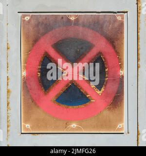 Pas de panneau d'arrêt à la porte d'un garage dans la ville de Krk en Croatie Banque D'Images