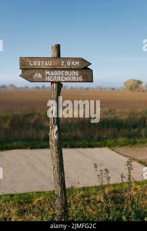 Panneau sur le populaire sentier de vélo d'Elbe près de la ville de Magdeburg Banque D'Images