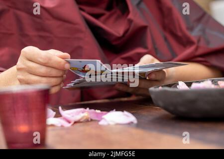 15 septembre 2021, Anvers, Belgique, scène magique,concept ésotérique, dire fortune, cartes tarot sur une table.Le concept Banque D'Images