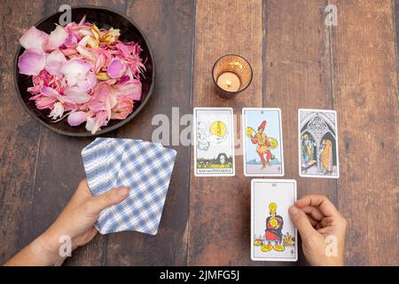 15 septembre 2021, Anvers, Belgique, scène magique,concept ésotérique, dire fortune, cartes tarot sur une table.Le concept Banque D'Images