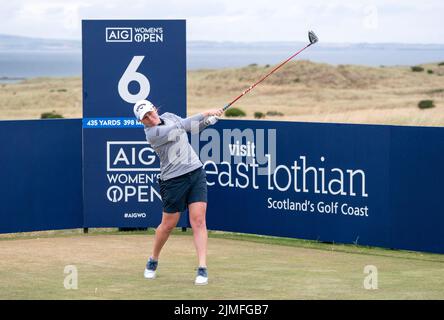 Gemma Dryburgh, en Écosse, à bord du tee 6th du troisième jour de l'AIG Women's Open à Muirfield à Gullane, en Écosse. Date de la photo: Samedi 6 août 2022. Banque D'Images
