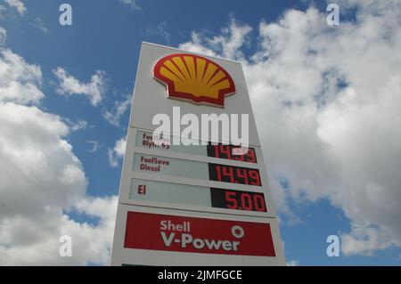 Kastrup/Copenhagen/Denmark/06 août 2022/Shell station de recharge d'essence et de Shell baisse du prix de la carte Petro sur la station Shell de recharge d'essence dans la capitale danoise. (Photo..Francis Dean/Dean Pictures) Banque D'Images