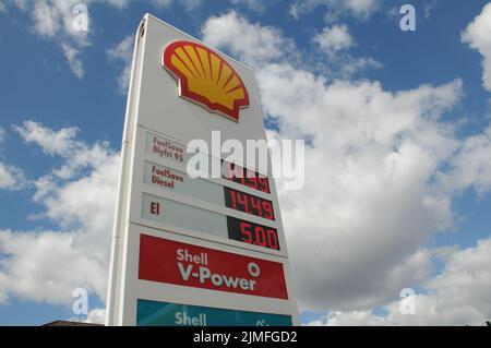 Kastrup/Copenhagen/Denmark/06 août 2022/Shell station de recharge d'essence et de Shell baisse du prix de la carte Petro sur la station Shell de recharge d'essence dans la capitale danoise. (Photo..Francis Dean/Dean Pictures) Banque D'Images