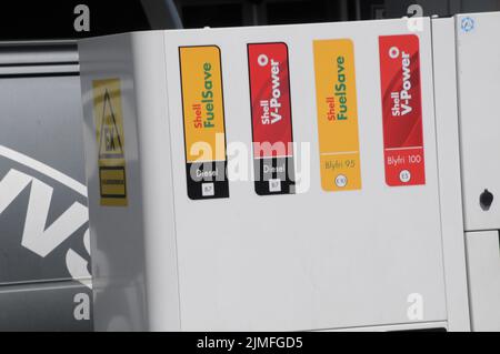 Kastrup/Copenhagen/Denmark/06 août 2022/Shell station de recharge d'essence et de Shell baisse du prix de la carte Petro sur la station Shell de recharge d'essence dans la capitale danoise. (Photo..Francis Dean/Dean Pictures) Banque D'Images