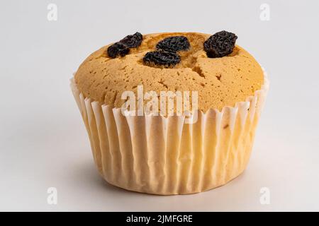 Vue latérale d'un délicieux gâteau éponge maison isolé sur fond blanc. Banque D'Images