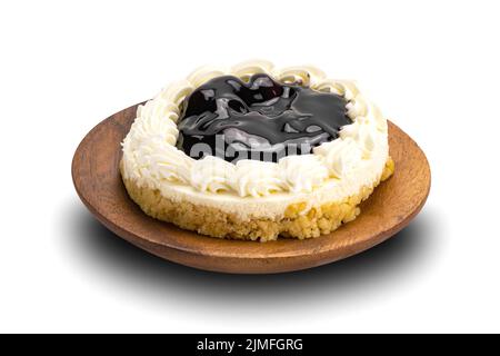 Délicieux tarte maison au Blueberry Cheese dans une assiette en bois sur fond blanc. Banque D'Images