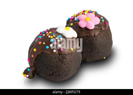 Vue sur les boules de chocolat ou les boules de chocolat nappées de saupoudrés arc-en-ciel multicolores et de fleurs de sucre colorées sur fond blanc W Banque D'Images