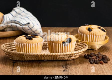 Génoise maison au raisin dans un panier en bambou. Banque D'Images