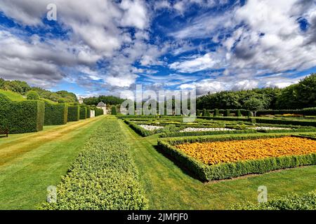 PITMEDEN GARDEN ABERDEENSHIRE SCOTLAND EN ÉTÉ CAGEAIS ET PARTERRES AVEC DES FLEURS COLORÉES Banque D'Images