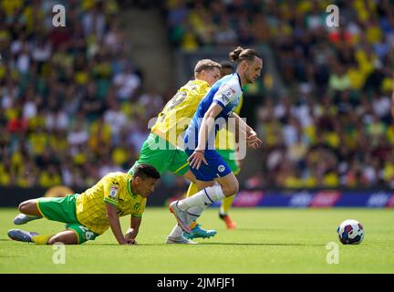 Wigan Athletic's Wwill Keane (à droite) s'éloigne de Marcelino Nunez (à gauche) de Norwich City et de Jacob Lungi Sorensen (au centre) lors du match de championnat Sky Bet à Carrow Road, Norwich. Date de la photo: Samedi 6 août 2022. Banque D'Images