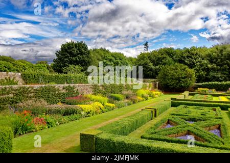 PITMEDDEN GARDEN ABERDEENSHIRE ECOSSE EN ÉTÉ ESPALIERED ARBRES FRUITIERS ET SUPERBE BORDURE HERBACÉE Banque D'Images