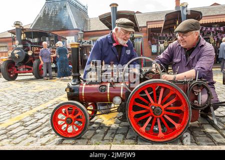 Kidderminster, Worcs, Royaume-Uni. 6th août 2022. Les amateurs de vapeur de père et de fils, les et Ian Bromley, 83 et 53, affinez leur fierté et joie moteur de traction à vapeur miniature, un moteur de traction à vapeur Sidbury 1:4 Marshall à la Severn Valley Railway Vintage transport Extravaganza à Kidderminster, Worcestershire. Ils ont construit le moteur à la main, ce qui a pris plus de 2 000 heures de travail d'expert. L'événement annuel comprend des véhicules automobiles d'époque ainsi que des moteurs à vapeur. Crédit : Peter Lophan/Alay Live News Banque D'Images