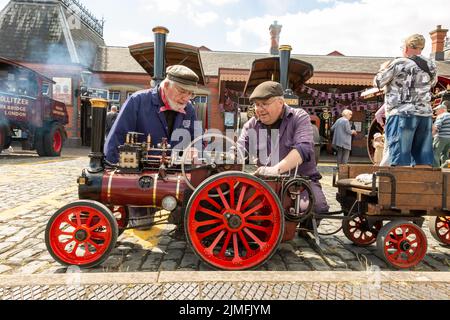 Kidderminster, Worcs, Royaume-Uni. 6th août 2022. Les amateurs de vapeur de père et de fils, les et Ian Bromley, 83 et 53, affinez leur fierté et joie moteur de traction à vapeur miniature, un moteur de traction à vapeur Sidbury 1:4 Marshall à la Severn Valley Railway Vintage transport Extravaganza à Kidderminster, Worcestershire. Ils ont construit le moteur à la main, ce qui a pris plus de 2 000 heures de travail d'expert. L'événement annuel comprend des véhicules automobiles d'époque ainsi que des moteurs à vapeur. Crédit : Peter Lophan/Alay Live News Banque D'Images