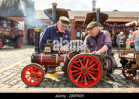 Kidderminster, Worcs, Royaume-Uni. 6th août 2022. Les amateurs de vapeur de père et de fils, les et Ian Bromley, 83 et 53, affinez leur fierté et joie moteur de traction à vapeur miniature, un moteur de traction à vapeur Sidbury 1:4 Marshall à la Severn Valley Railway Vintage transport Extravaganza à Kidderminster, Worcestershire. Ils ont construit le moteur à la main, ce qui a pris plus de 2 000 heures de travail d'expert. L'événement annuel comprend des véhicules automobiles d'époque ainsi que des moteurs à vapeur. Crédit : Peter Lophan/Alay Live News Banque D'Images