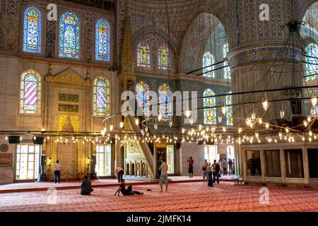 Une vue à l'intérieur de la Mosquée bleue ou du Sultan Ahmet Camii à Istanbul en Turquie montrant le minbar et les vitraux. Banque D'Images