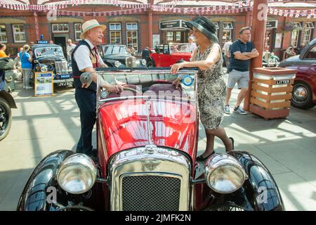 Kidderminster, Worcs, Royaume-Uni. 6th août 2022. Jim Tangye Parker, 78 ans, avec son partenaire Margaret Gould, avec leur fierté et leur joie - un rare corps en aluminium 1933 Austin Seven EB65 nippy, à l'occasion de l'Extravaganza de transport d'époque du Severn Valley Railway. L'événement annuel comprend des moteurs à vapeur ainsi que des véhicules automobiles d'époque. Crédit : Peter Lophan/Alay Live News Banque D'Images
