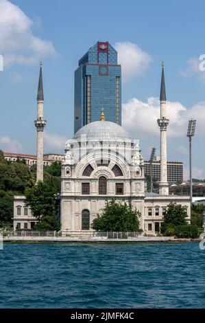 La mosquée Dolmabahce qui se trouve sur la rive du Bosphore dans le quartier Beyoglu d'Istanbul en Turquie. Banque D'Images