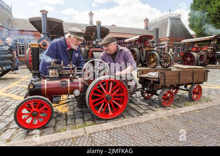 Kidderminster, Worcs, Royaume-Uni. 6th août 2022. Les amateurs de vapeur de père et de fils, les et Ian Bromley, 83 et 53, affinez leur fierté et joie moteur de traction à vapeur miniature, un moteur de traction à vapeur Sidbury 1:4 Marshall à la Severn Valley Railway Vintage transport Extravaganza à Kidderminster, Worcestershire. Ils ont construit le moteur à la main, ce qui a pris plus de 2 000 heures de travail d'expert. L'événement annuel comprend des véhicules automobiles d'époque ainsi que des moteurs à vapeur. Crédit : Peter Lophan/Alay Live News Banque D'Images