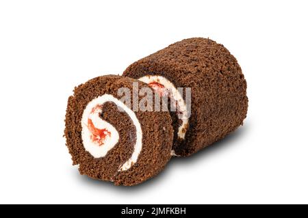 Délicieux mini-rouleau de gâteau au chocolat noir de la forêt, rempli de crème blanche isolée sur fond blanc. Banque D'Images