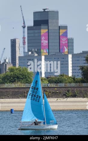 Réservoir Edgbaston, Birmingham, Angleterre, 6 août 2022. - Les marins de loisirs ont pris dans les eaux basses du réservoir Edgbaston au soleil torant samedi après-midi. Les bateaux ont passé la toile de fond du centre-ville avec la Tour BT et 103 Colmore Row avec la signalisation des Jeux du Commonwealth. Le niveau d'eau est très bas en raison de plusieurs semaines de temps sec. Photo par crédit : Michael Scott/Alay Live News Banque D'Images