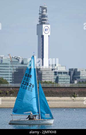 Réservoir Edgbaston, Birmingham, Angleterre, 6 août 2022. - Les marins de loisirs ont pris dans les eaux basses du réservoir Edgbaston au soleil torant samedi après-midi. Les bateaux ont passé la toile de fond du centre-ville avec la Tour BT et 103 Colmore Row avec la signalisation des Jeux du Commonwealth. Le niveau d'eau est très bas en raison de plusieurs semaines de temps sec. Photo par crédit : Michael Scott/Alay Live News Banque D'Images