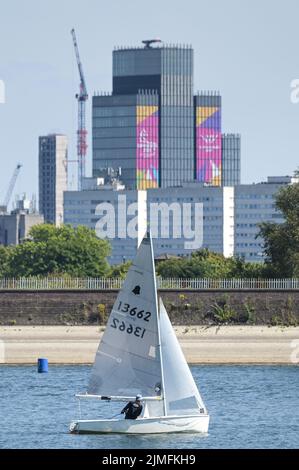 Réservoir Edgbaston, Birmingham, Angleterre, 6 août 2022. - Les marins de loisirs ont pris dans les eaux basses du réservoir Edgbaston au soleil torant samedi après-midi. Les bateaux ont passé la toile de fond du centre-ville avec la Tour BT et 103 Colmore Row avec la signalisation des Jeux du Commonwealth. Le niveau d'eau est très bas en raison de plusieurs semaines de temps sec. Photo par: Michael Scott / Alay Live News Banque D'Images