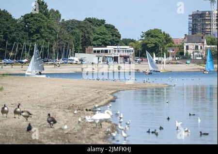 Réservoir Edgbaston, Birmingham, Angleterre, 6 août 2022. - Les marins de loisirs ont pris dans les eaux basses du réservoir Edgbaston au soleil torant samedi après-midi. Les bateaux ont passé la toile de fond du centre-ville avec la Tour BT et 103 Colmore Row avec la signalisation des Jeux du Commonwealth. Le niveau d'eau est très bas en raison de plusieurs semaines de temps sec. Photo par crédit : Michael Scott/Alay Live News Banque D'Images