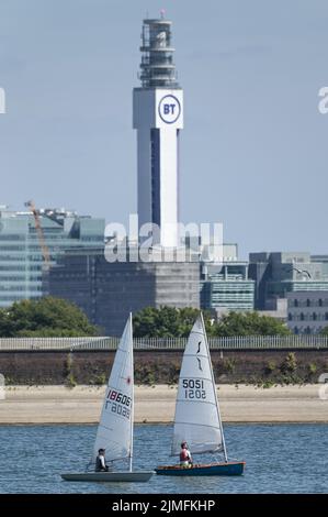 Réservoir Edgbaston, Birmingham, Angleterre, 6 août 2022. - Les marins de loisirs ont pris dans les eaux basses du réservoir Edgbaston au soleil torant samedi après-midi. Les bateaux ont passé la toile de fond du centre-ville avec la Tour BT et 103 Colmore Row avec la signalisation des Jeux du Commonwealth. Le niveau d'eau est très bas en raison de plusieurs semaines de temps sec. Photo par crédit : Michael Scott/Alay Live News Banque D'Images