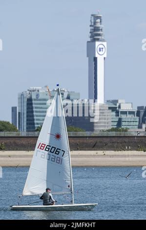 Réservoir Edgbaston, Birmingham, Angleterre, 6 août 2022. - Les marins de loisirs ont pris dans les eaux basses du réservoir Edgbaston au soleil torant samedi après-midi. Les bateaux ont passé la toile de fond du centre-ville avec la Tour BT et 103 Colmore Row avec la signalisation des Jeux du Commonwealth. Le niveau d'eau est très bas en raison de plusieurs semaines de temps sec. Photo par crédit : Michael Scott/Alay Live News Banque D'Images