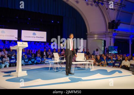 Rishi Sunak, ancien chancelier conservateur, député de Richmond (Yworks) à Eastbourne, pour répondre aux questions des députés conservateurs. Une partie de la campagne de husings de fond de pays pour remplacer Boris Johnson en tant que chef de parti et Premier ministre. Banque D'Images