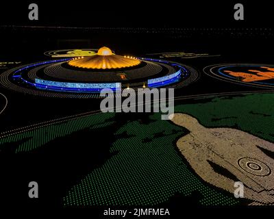 Pathum Thani, Thaïlande. 06th août 2022. (NOTE DES ÉDITEURS: Image prise avec drone) vue aérienne de 100 000 lampes LED en forme de moines méditant lors d'une cérémonie de méditation de masse pour promouvoir la paix mondiale à Wat Phra Dhammakaya. Wat Phra Dhammakaya commémore la Journée mondiale de la méditation de la jeunesse bouddhiste (WFBY) en méditant ensemble pour la paix et en éclairant 100 000 LED à leur temple de Pathum Thani. Crédit : SOPA Images Limited/Alamy Live News Banque D'Images