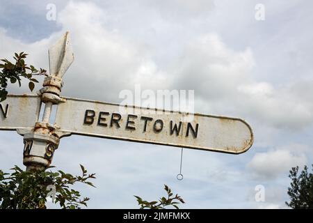 Un ancien panneau en fer montre le chemin vers Beretown, maintenant connu sous le nom de Bere Ferrers à Devon. Banque D'Images