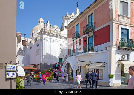 Touristes sur la Piazza Umberto I, Capri ville, île de Capri, Golfe de Naples, Campanie, Italie, Europe Banque D'Images