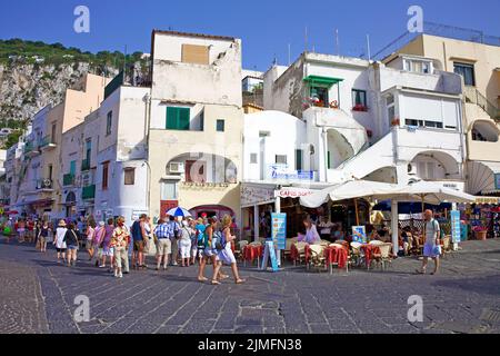 Restaurants sur la promenade du port de Marina Grande, île de Capri, Golfe de Naples, Italie, mer, Europe Banque D'Images